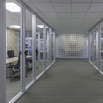 एल्यूमीनियम प्रोफाइल फ्रेम ग्लास विभाजन दीवार अनुकूलित कार्यालय विभाजन दीवार