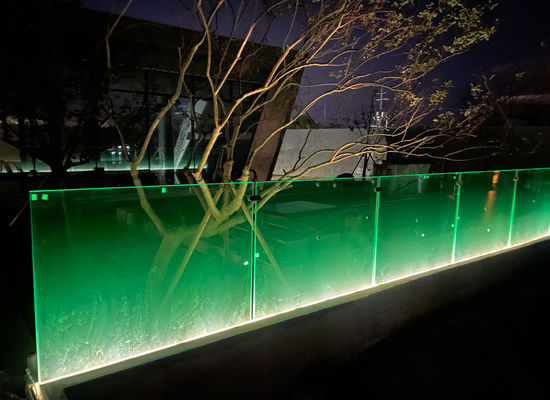 एलईडी लाइट के साथ 12 मिमी सीढ़ी फ्रेमलेस ग्लास बालकनी रेलिंग यू चैनल