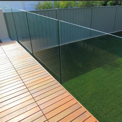 एलईडी रोशनी और 5 वर्ष से अधिक की वारंटी के साथ ओपन व्यू फ्रेमलेस ग्लास यू चैनल रेलिंग