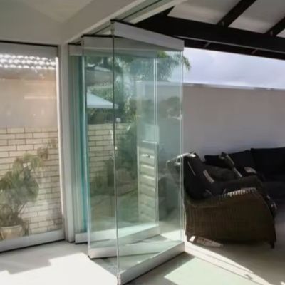 अच्छी ध्वनि इन्सुलेशन के साथ एल्यूमीनियम तह दरवाजा उच्च गुणवत्ता वाले ईपीडीएम और आसान स्थापना के लिए सिलिकॉन सीलेंट