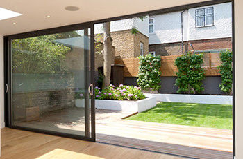 पाउडर कोटिंग अनुकूलित एल्यूमीनियम प्रोफाइल के साथ बाहरी एल्यूमीनियम स्लाइडिंग दरवाजे