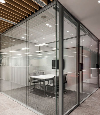 अनुकूलित आकार एल्यूमीनियम स्विंग दरवाजा टेम्पर्ड अछूता स्विंग ग्लास दरवाजा