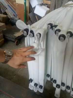 चिकनी तह ग्रे एल्यूमीनियम द्विगुट दरवाजे अनुकूलित तूफान प्रतिरोध