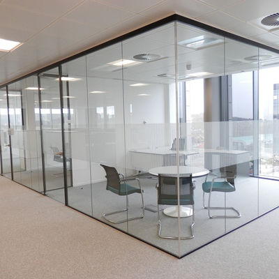 आधुनिक डिजाइन सुरक्षा फ्रेम रहित ग्लास कार्यालय की दीवारें ध्वनिरोधी टुकड़े टुकड़े ग्लास