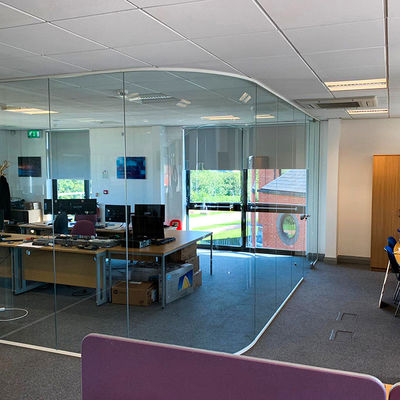 आधुनिक डिजाइन का मोटा फ्रेम ग्लास टेम्पर्ड ग्लास वाली कार्यालय की दीवारें