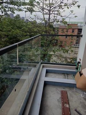 बाहरी डेक फ्रेमलेस ग्लास रेलिंग सिस्टम ग्लास टॉप पर हैंडल के साथ