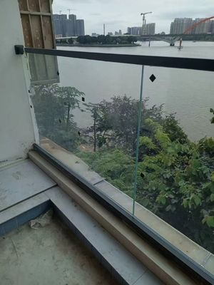 फ्रेम रहित एल्यूमीनियम यू चैनल ग्लास रेलिंग आयताकार यू चैनल बैलस्ट्रेड