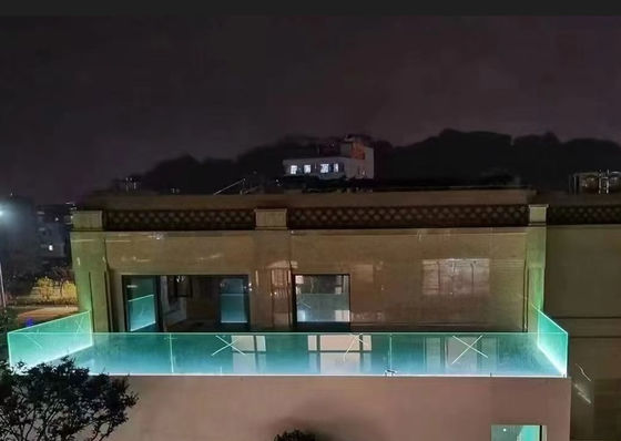 एलईडी लाइट के साथ आउटडोर एल्यूमीनियम यू चैनल ग्लास रेलिंग हल्के