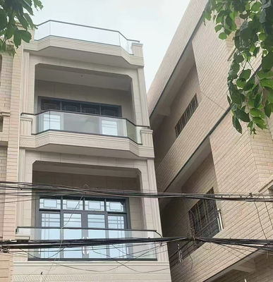 कॉम्पैक्ट एल्यूमीनियम यू चैनल ग्लास रेलिंग वाटरप्रूफ एल्यूमीनियम ग्लास बैलस्ट्रेड