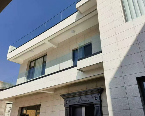 सुरक्षित और आधुनिक बाहरी बाड़ के लिए अनुकूलन योग्य फ्रेमलेस ग्लास रेलिंग सिस्टम