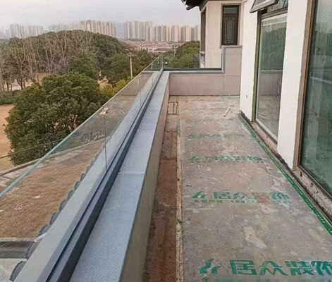 सुरक्षित और आधुनिक बाहरी बाड़ के लिए अनुकूलन योग्य फ्रेमलेस ग्लास रेलिंग सिस्टम