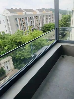 आधुनिक डिजाइन टेंपरेटेड ग्लास के साथ क्लियर यू चैनल ग्लास बैलस्ट्रेड