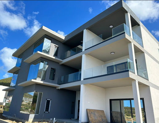 काले एल्यूमीनियम यू चैनल ग्लास रेलिंग स्थिर एल्यूमीनियम ग्लास रेलिंग