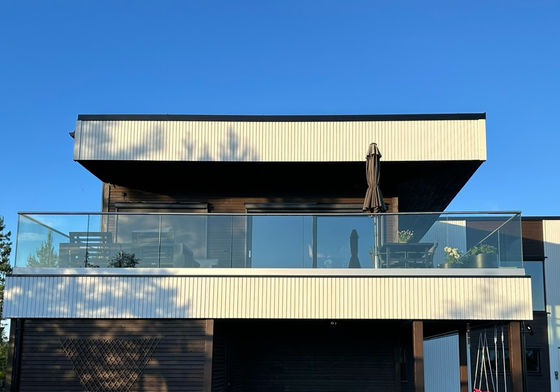 एलईडी लाइट ग्लास बैलस्ट्रेड एल्यूमीनियम आधुनिक रेलिंग डिजाइन फ्रेमलेस टेम्पर्ड ग्लास आउटडोर बालकनी रेलिंग