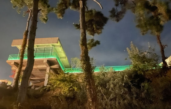 एलईडी लाइट के साथ 12 मिमी सीढ़ी फ्रेमलेस ग्लास बालकनी रेलिंग यू चैनल