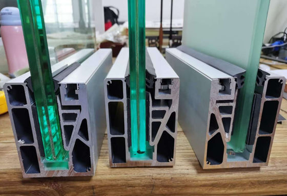 संक्षारण प्रतिरोधी और टिकाऊ आधुनिक डिज़ाइन फ़्रेमलेस ग्लास बैलुस्ट्रेड एल्यूमिनियम यू चैनल ग्लास रेलिंग