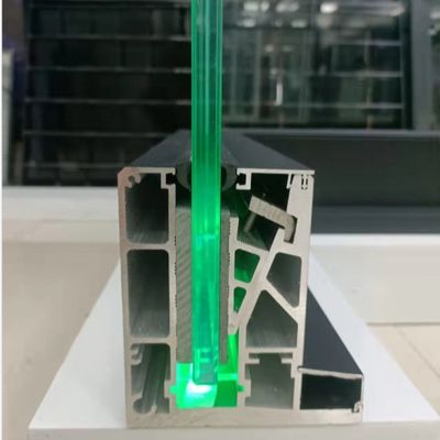 8-16 मिमी लेमिनेटेड ग्लास और 5 साल से अधिक की वारंटी के साथ रंगीन एलईडी लाइट यू चैनल ग्लास रेलिंग