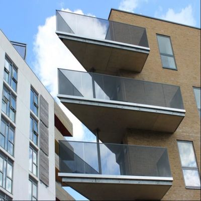 टिकाऊपन के लिए एल्यूमिनियम यू चैनल के साथ आधुनिक 8+8 मिमी लैमिनेटेड टेम्पर्ड ग्लास रेलिंग और 5+ वर्ष की वारंटी