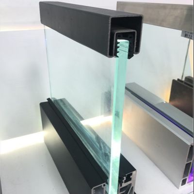 सुरक्षा और सौंदर्य अपील के लिए एल्यूमीनियम हैंडल के साथ स्थिर 800-1200 मिमी टेम्पर्ड ग्लास यू चैनल सिस्टम