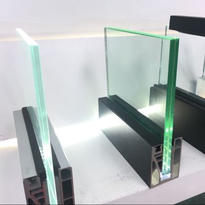 सुरक्षा और सौंदर्य अपील के लिए एल्यूमीनियम हैंडल के साथ स्थिर 800-1200 मिमी टेम्पर्ड ग्लास यू चैनल सिस्टम
