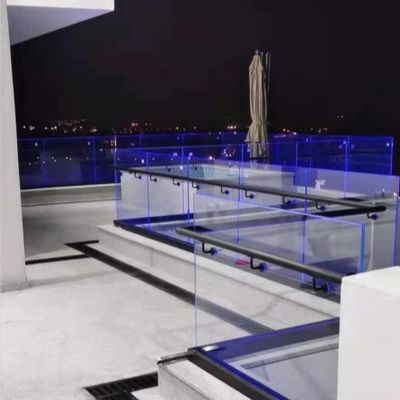 सुरक्षा और सौंदर्य अपील के लिए एल्यूमीनियम हैंडल के साथ स्थिर 800-1200 मिमी टेम्पर्ड ग्लास यू चैनल सिस्टम