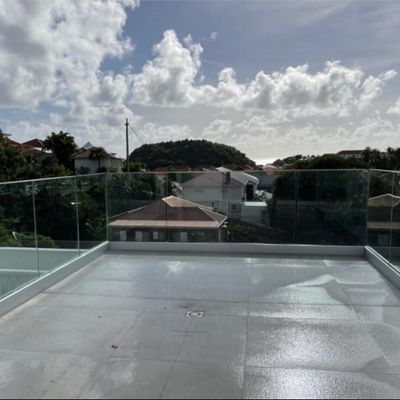 एलईडी रोशनी और 5 वर्ष से अधिक की वारंटी के साथ ओपन व्यू फ्रेमलेस ग्लास यू चैनल रेलिंग