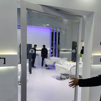 एल्यूमीनियम मिश्र धातु फ्रेम लक्जरी डिजाइन टुकड़े टुकड़े किए गए टेम्पर्ड ग्लास एकल और डबल ग्लास प्रकार के लिए अनुकूलित आकार में घुमावदार सामने का दरवाजा