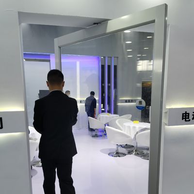 एल्यूमीनियम मिश्र धातु फ्रेम लक्जरी डिजाइन टुकड़े टुकड़े किए गए टेम्पर्ड ग्लास एकल और डबल ग्लास प्रकार के लिए अनुकूलित आकार में घुमावदार सामने का दरवाजा