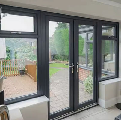 अनुकूलन योग्य हार्डवेयर सामान के साथ वाणिज्यिक और आवासीय सेटिंग्स के लिए उच्च गुणवत्ता वाले एल्यूमीनियम मिश्र धातु 6063-T5 फ्रेम स्विंग दरवाजा