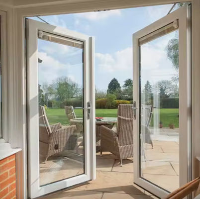 होटल गलियारों के लिए मजबूत डिजाइन पवनरोधी धातु स्विंग दरवाजा पाउडर लेपित सतह परिष्करण और कीट स्क्रीन शामिल