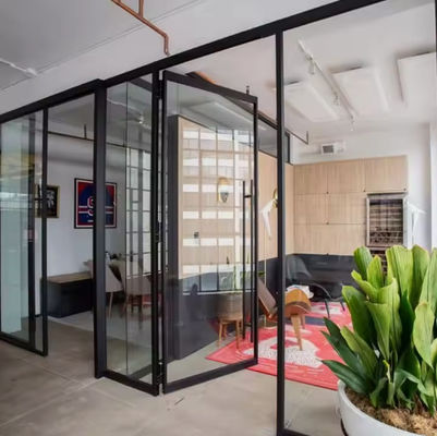 स्वचालित खुलने वाला एल्यूमिनियम स्विंग दरवाजा, 24 घंटे ऑनलाइन समर्थन और 5 साल से अधिक की वारंटी के साथ