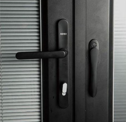 बहु-बिंदु तालाबंदी के साथ वाणिज्यिक एल्यूमीनियम तह दरवाजा कम रखरखाव और सुरक्षा सुविधाओं के साथ