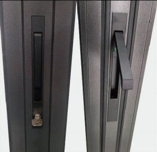 मल्टी-पॉइंट लॉक के साथ फर्म और टिकाऊ मौसम प्रतिरोधी एल्यूमीनियम फोल्डिंग दरवाजा