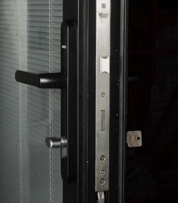 उच्च स्थायित्व और ऊर्जा दक्षता के साथ अनुकूलित जलरोधी एल्यूमीनियम फ्रेम द्विगुट दरवाजे