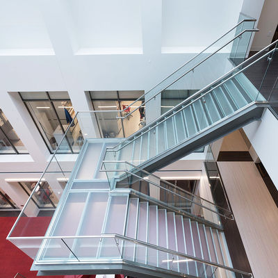 एल्यूमिनियम यू प्रोफाइल चैनल ग्लास सीढ़ी रेलिंग ग्लास क्लैंप सीढ़ी हैंडरेल टॉप रेल फ्रेम के साथ