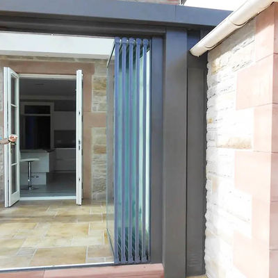 6063-T5 प्रोफाइल सामग्री और 12 मिमी टेम्पर्ड ग्लास के साथ अनुकूलन योग्य एल्यूमीनियम फोल्डिंग दरवाजा