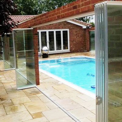 6063-T5 प्रोफाइल सामग्री और 12 मिमी टेम्पर्ड ग्लास के साथ अनुकूलन योग्य एल्यूमीनियम फोल्डिंग दरवाजा