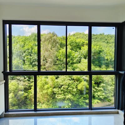 स्टेनलेस स्टील हार्डवेयर डिजाइन के साथ अनुकूलित डबल ग्लेज़िंग ब्लैक फ्रेम एल्यूमीनियम स्लाइडिंग Sash विंडो