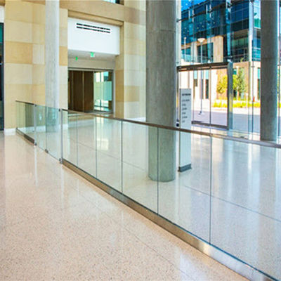 आधुनिक डिज़ाइन 12 मिमी टेम्पर्ड ग्लास यू चैनल रेलिंग, पाँच साल की वारंटी और मौसम प्रतिरोधी फिनिश के साथ