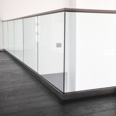 आधुनिक डिज़ाइन 12 मिमी टेम्पर्ड ग्लास यू चैनल रेलिंग, पाँच साल की वारंटी और मौसम प्रतिरोधी फिनिश के साथ