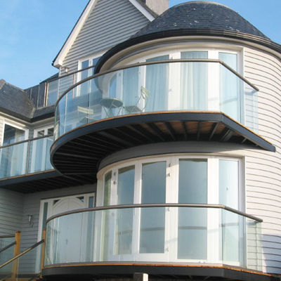 पाँच साल की वारंटी और टेम्पर्ड लैमिनेटेड ग्लास के साथ अनुकूलन योग्य यू चैनल ग्लास रेलिंग