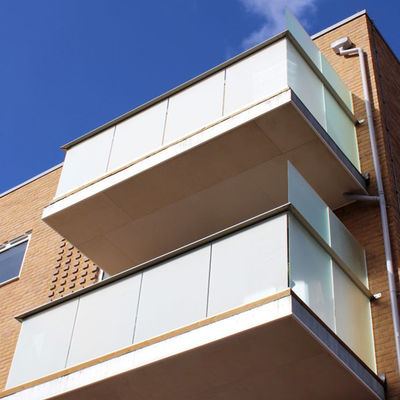 पाँच साल की वारंटी और टेम्पर्ड लैमिनेटेड ग्लास के साथ अनुकूलन योग्य यू चैनल ग्लास रेलिंग