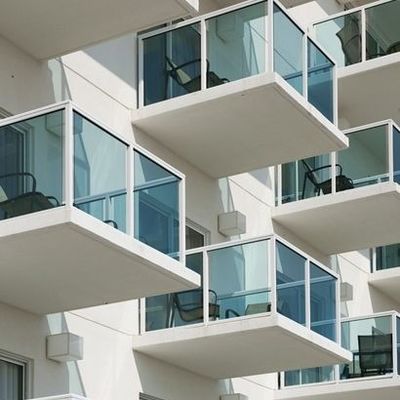 12 मिमी टेम्पर्ड ग्लास बैलेस्ट्रैड के साथ अनुकूलित ब्लैक कोटिंग फ्रेमलेस यू चैनल ग्लास रेलिंग