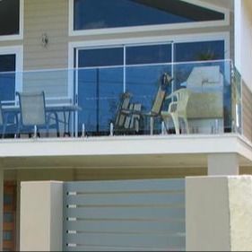 12 मिमी टेम्पर्ड ग्लास बैलेस्ट्रैड के साथ अनुकूलित ब्लैक कोटिंग फ्रेमलेस यू चैनल ग्लास रेलिंग