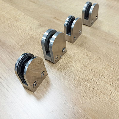 फ्रेमलेस टेम्पर्ड ग्लास पैनल सीढ़ी रेलिंग एडजस्टेबल डिज़ाइन आर्क ग्रिप क्लैंप 304 316 फिटिंग