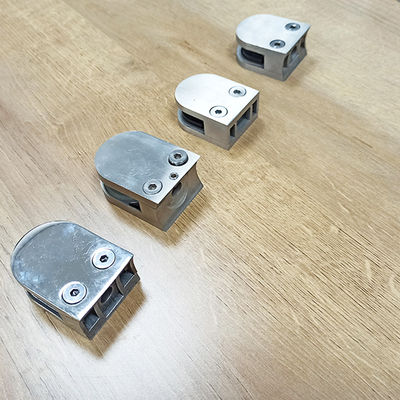 फ्रेमलेस टेम्पर्ड ग्लास पैनल सीढ़ी रेलिंग एडजस्टेबल डिज़ाइन आर्क ग्रिप क्लैंप 304 316 फिटिंग