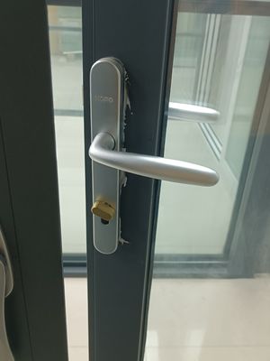 सुचारू संचालन एल्यूमीनियम तह दरवाजा भारी शुल्क एल्यूमीनियम accordion दरवाजा