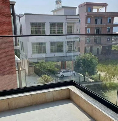 आसान रखरखाव एल्यूमीनियम और ग्लास रेलिंग हैंडल के साथ उच्च शक्ति