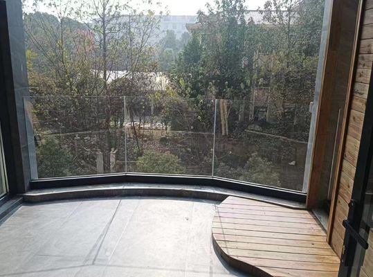 कॉम्पैक्ट एल्यूमीनियम यू चैनल ग्लास रेलिंग वाटरप्रूफ एल्यूमीनियम ग्लास बैलस्ट्रेड