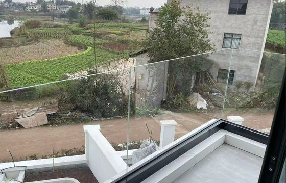 बहुमुखी एल्यूमीनियम यू चैनल ग्लास रेलिंग इंडोर एल्यूमीनियम ग्लास बैलस्ट्रेड